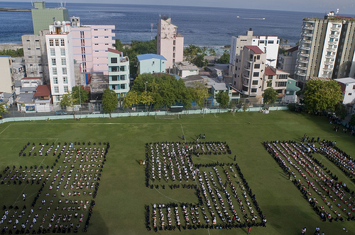 Preko tisuću školaraca formiralo je '350' prošlog tjedna na Maldivima