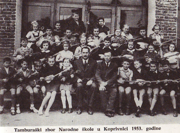 Naš mali tamburaški zbor kad smo 1953. godine imali tek 11 godina: Učo je u sredini (bez brokova), uz direktora škole Matiju Mađimurca (preslik iz knjige Glazbeni život Koprivnice)