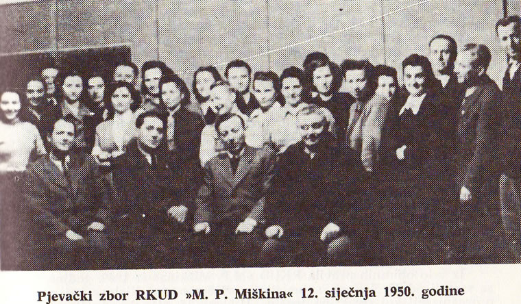 Pjevački zbor iz 1950. godine, a naš Učo je u sredini (preslik iz knjige Glzbeni život Koprivnice)