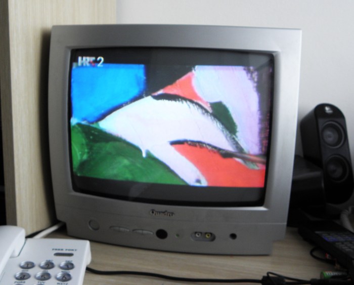 Televizor Quadro s kojeg gledam slike iz Bjelovara; na vlastitom radnom stolu snimio autor