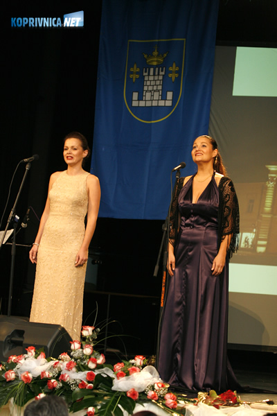 Operne dive Sandra Bagarić (desno) i Martina Tomić. Snimio: Marijan Sušenj