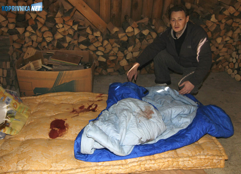 Vladimir pokazuje ležaj na kojem je Ivica preminuo. Snimio: Marijan Sušenj