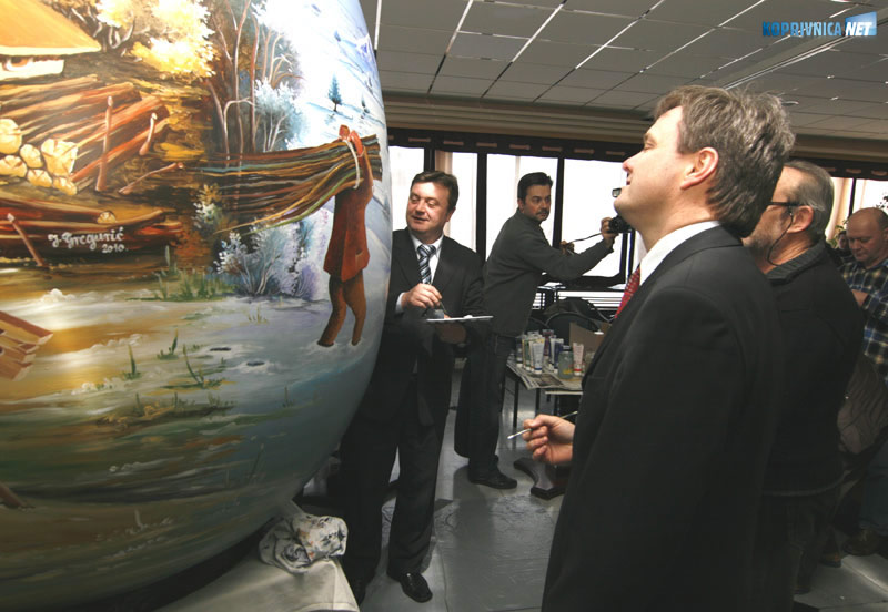 U oslikavanju pisanice su se okušali koprivnički gradonačelnik Zvonimir Mršić (desno) te dožupan Darko Sobota. Snimio: Marijan Sušenj