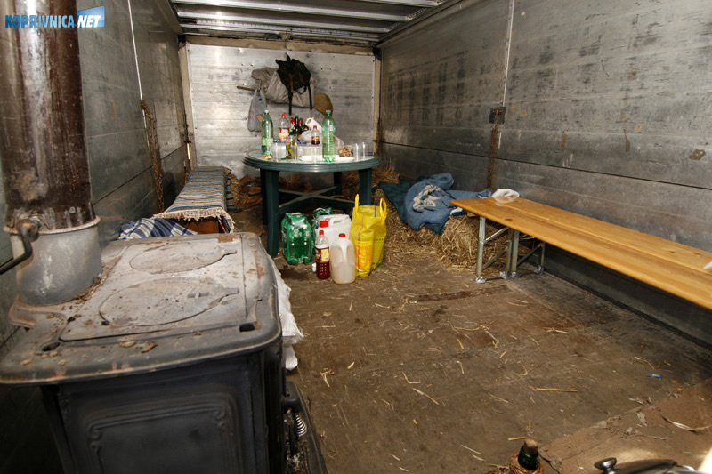 Prosvjednici su tovarni prostor kamiona pretvorili u "dnevni boravak". Foto: Marijan Sušenj