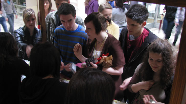 Učenici su se s radošću uključili u humanitarnu akciju ''1 kolačić = 2 kune''.