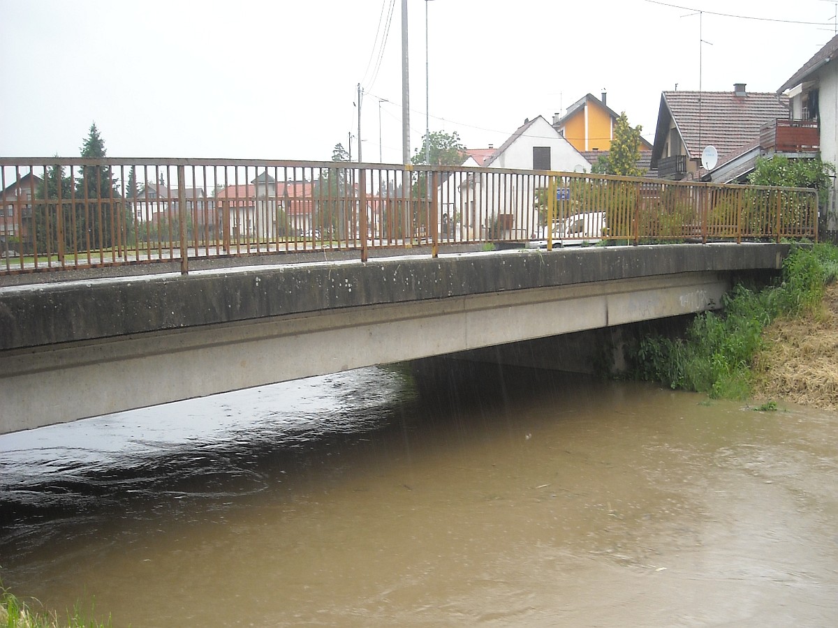 Razmak između vode i mosta na Brežancu iznosio je svega pedesetak centimetara; Izvor: Hrvatske vode VGI ''Bistra''