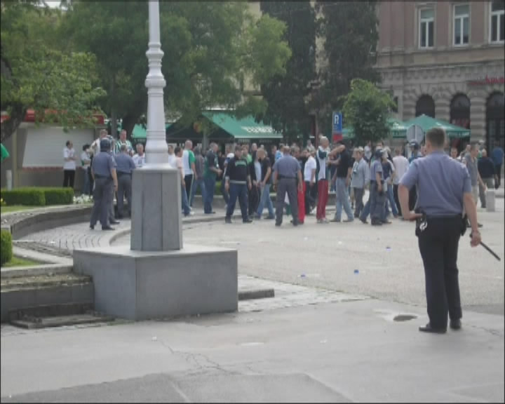 Horda Mađara koju je policija pustila na trg