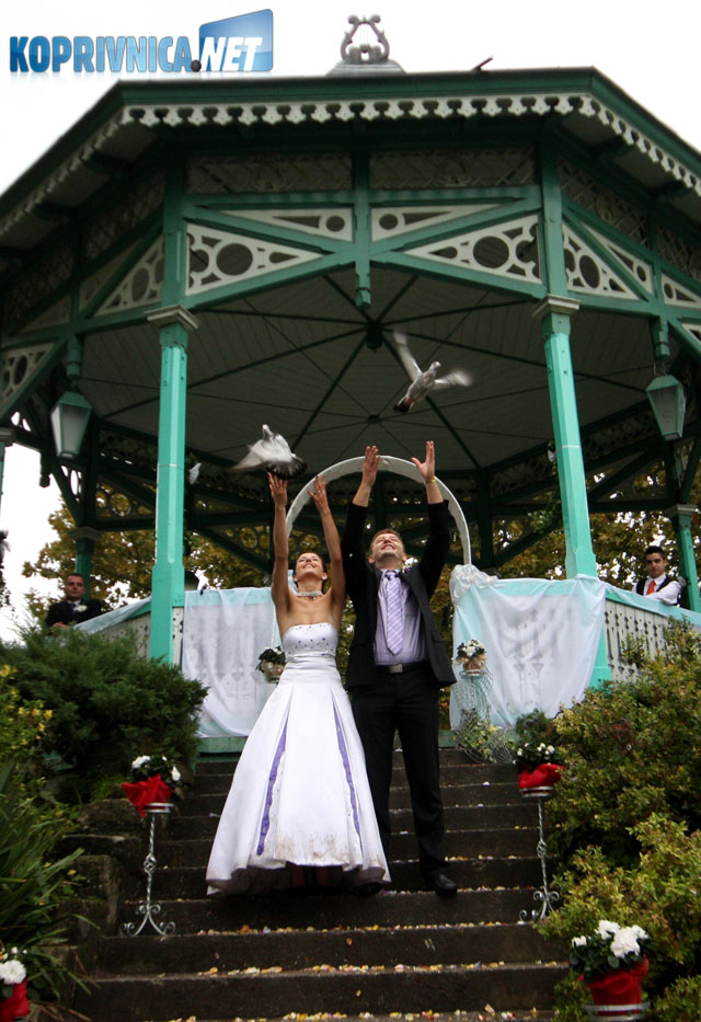 Simbolično puštanje golubova nakon vjenčanja // foto: Ivan Brkić