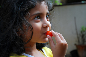 Djevojčica s rajčicom (foto: Flickr)
