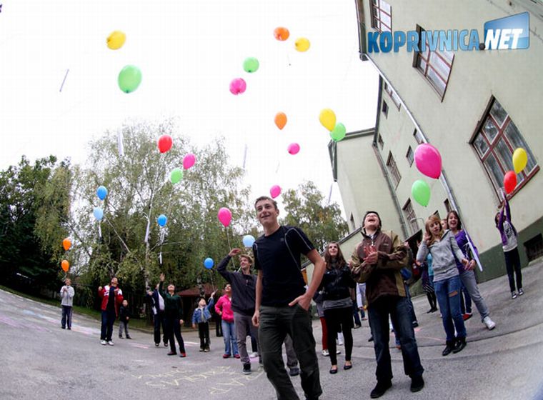 U zrak je pušteno 40 balona s porukama // foto: Ivan Brkić