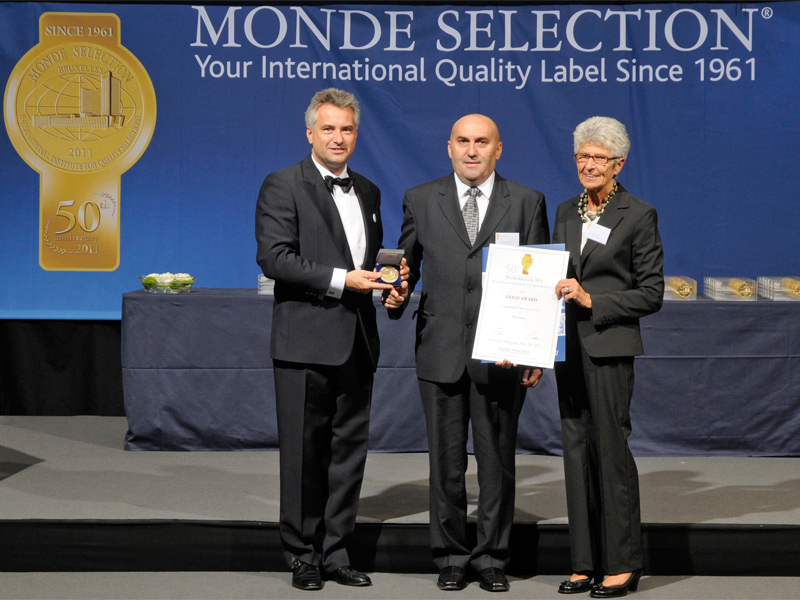 Vlado Sobota, direktor proizvodnje Carlsberga Croatia (u sredini) s predstavnicima Monde Selectiona