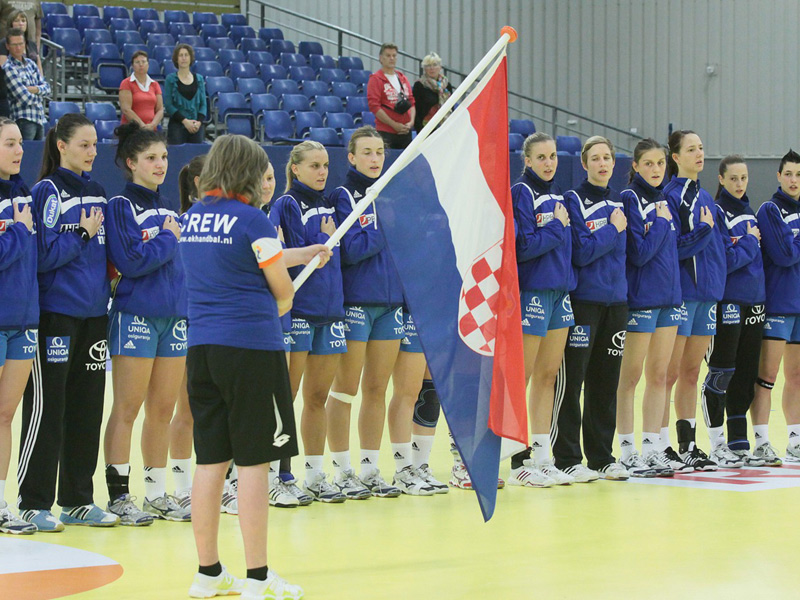 Naše juniorke prije utakmice prednatjecanja s Poljskom // sliku za objavu poslao HRS