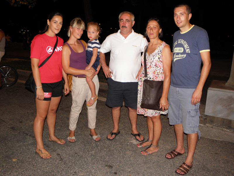 Obitelj Petković: Ivana, sestra Jelena s kćerkicom Dorom, tata Jozo, mama Mirjana i Jelenin muž Goran