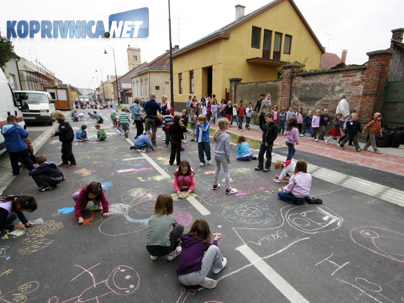 Na kolniku Frankopanske ulice djeca su pokazivala svoja likovna umijeća // foto: Ivan Brkić