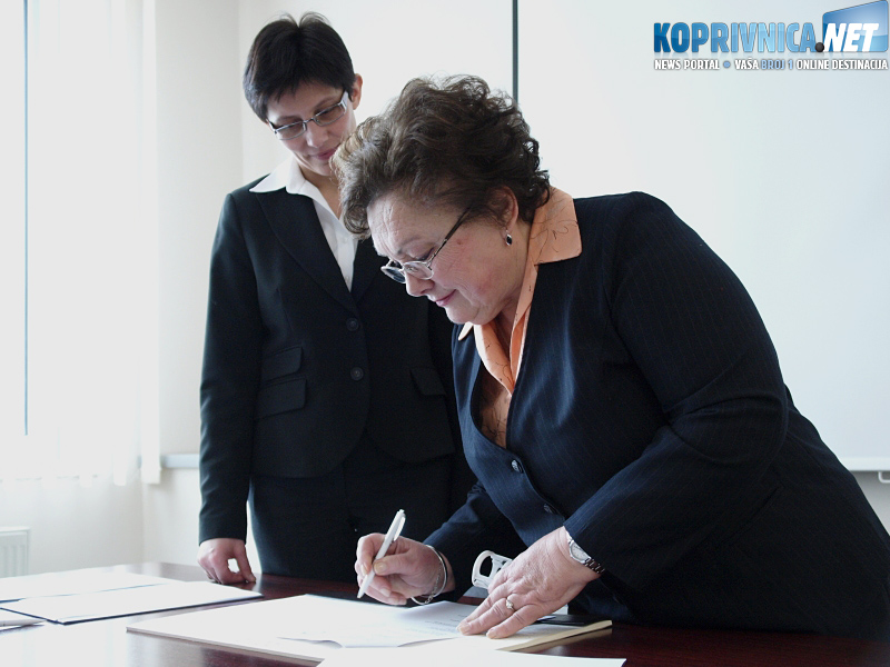 Predstavnici 12 udruga potpisali su ugovore o useljenju / Foto: Zoran Stupar