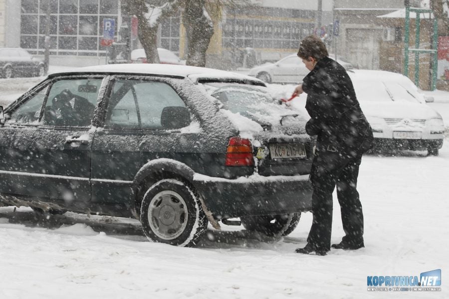 Čišćenje automobila od snijega i leda obavezno je prije svakog uključivanja u promet