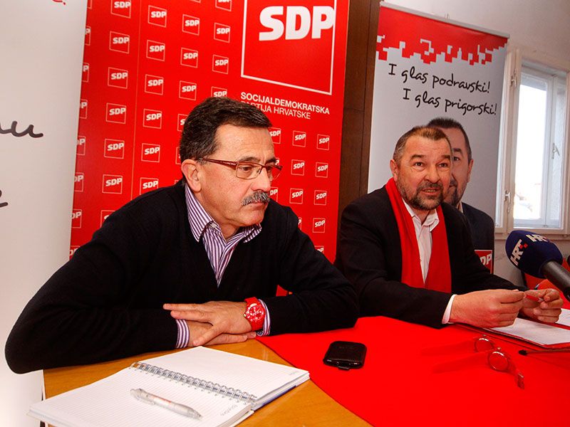 Predstavljanju programa prisustvovao je i Marinko Bagarić, direktor kampanje, koji je simbolično na ruku stavio crveni SDP-ov sat