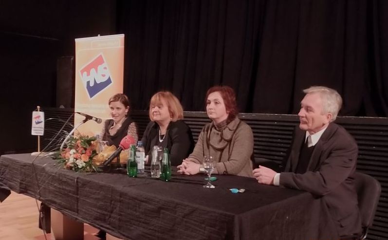 Ministrica Anka Mrak Taritaš, u sredini između Melite Samoborec i glasnogovornice Andreje Horvat Friščić, odgovarala je na brojna pitanja iz publike