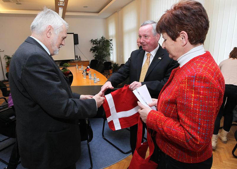 ...A on je njoj uzvratio torbom u bojama danske zastave