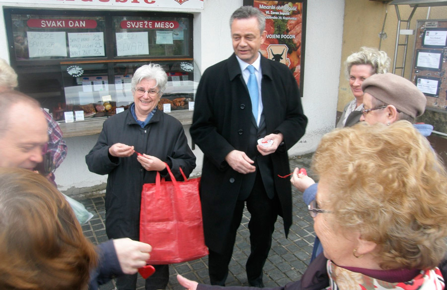 Župan Koren sa svojim zamjenicima razveselio je koprivničanke ispred gradske tržnice licitarskim srcima