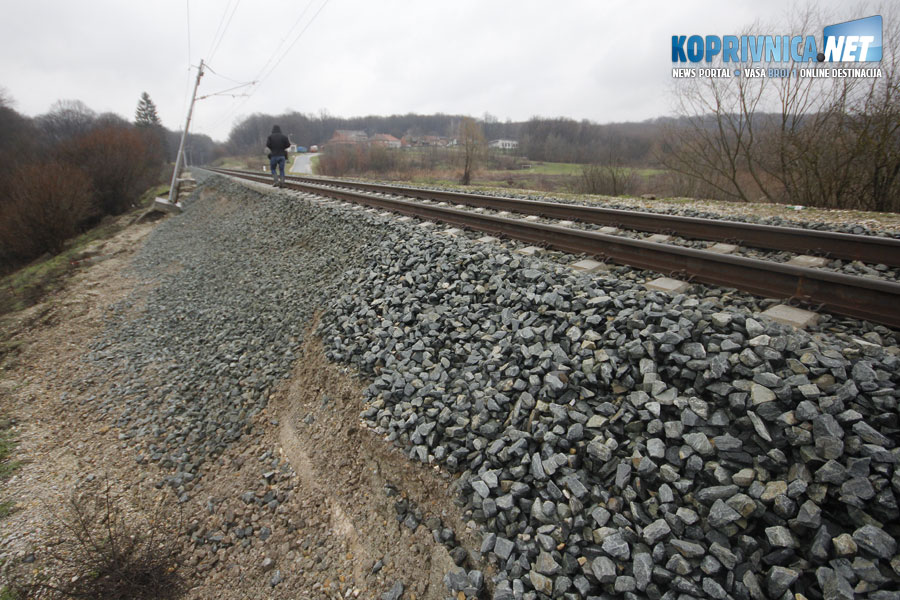 Pruga između Koprivnice i Križevaca u Kloštru Vojakovačkom će zbog klizišta dijela pruge i odrona biti zatvorena nekoliko dana, a za to vrijeme će biti osiguran prijevoz autobusima.