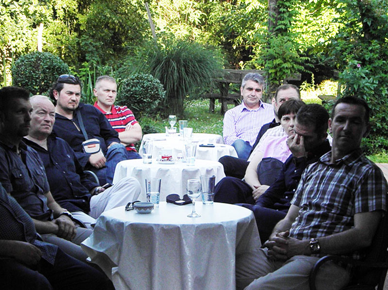 Goran Mrđen (za zadnjim stolom desno) na domjenku RK Podravke u Štaglju // Foto: RK Podravka - Ivo Čičin-Mašansker