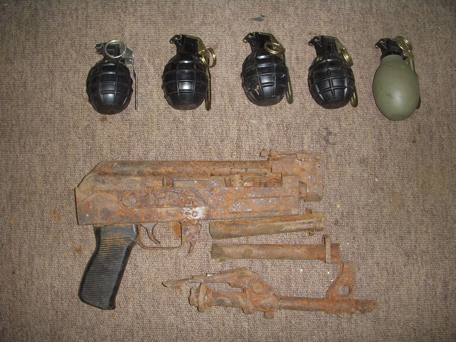 Oružje i bombe koji su jučer dragovoljno predani 