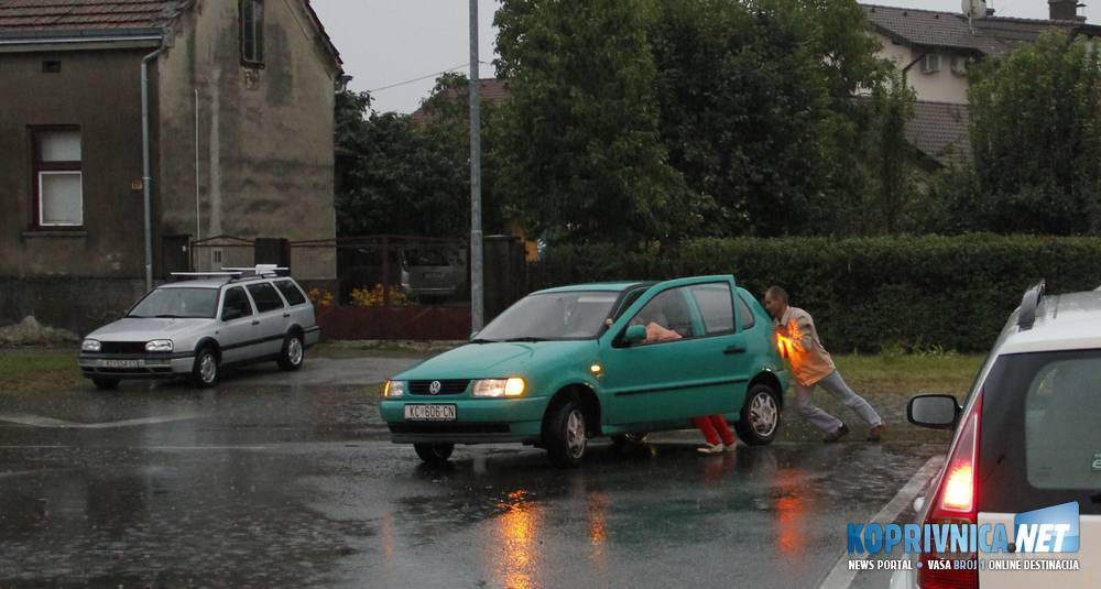 Na križanju Pavelinske i Galovićeve nekoliko automobila je zapelo na poplavljenoj cesti // foto: Mario Kos