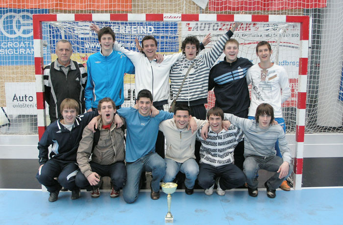 Stanko Nemet (lijevo) s gimnazijskim nogometašima 2009. godine