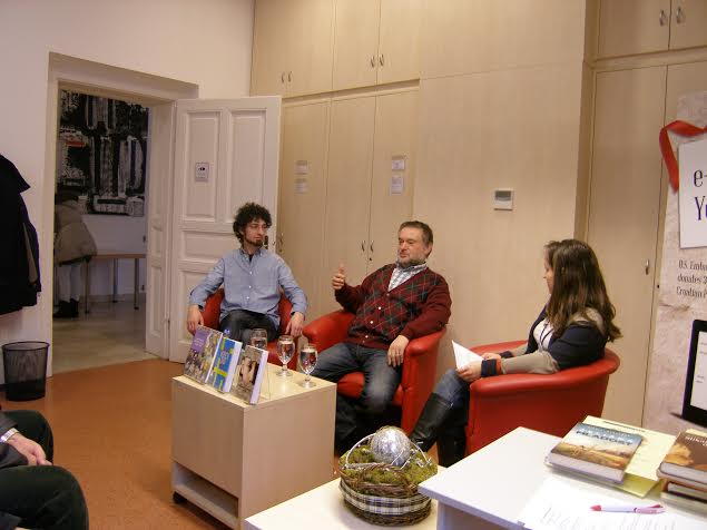 Redatelj Damir Mađarić (u sredini) uručio je nagrade najčitateljima // Foto: Knjižnica i čitaonica "Fran Galović"