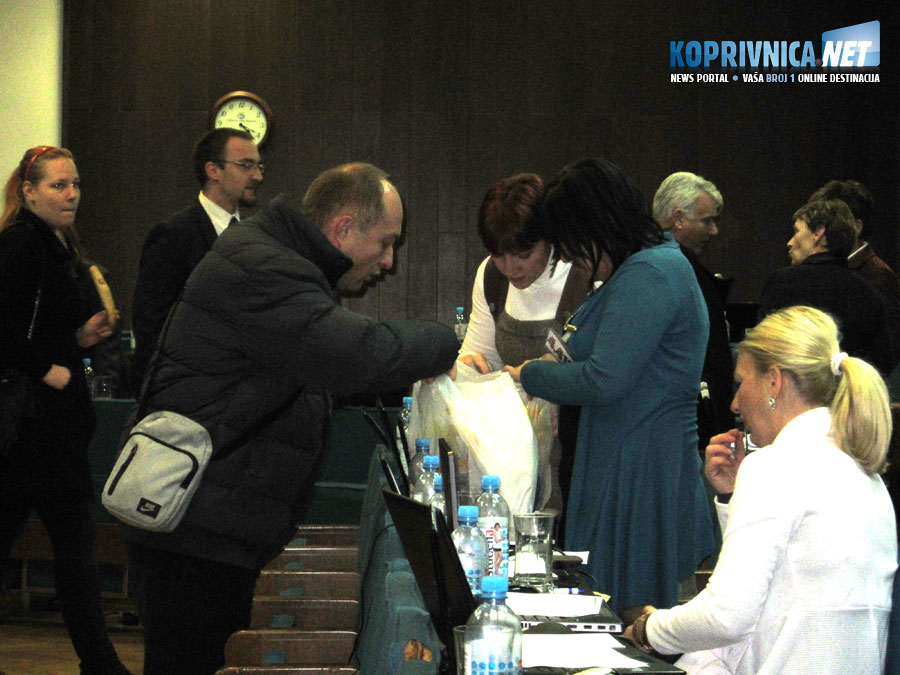 SDP-ov vijećnik dr. Petar Stapar iskoristio je stanku sjednice kako bi nahranio gladne kolegice i kolege // Foto: Koprivnica.net