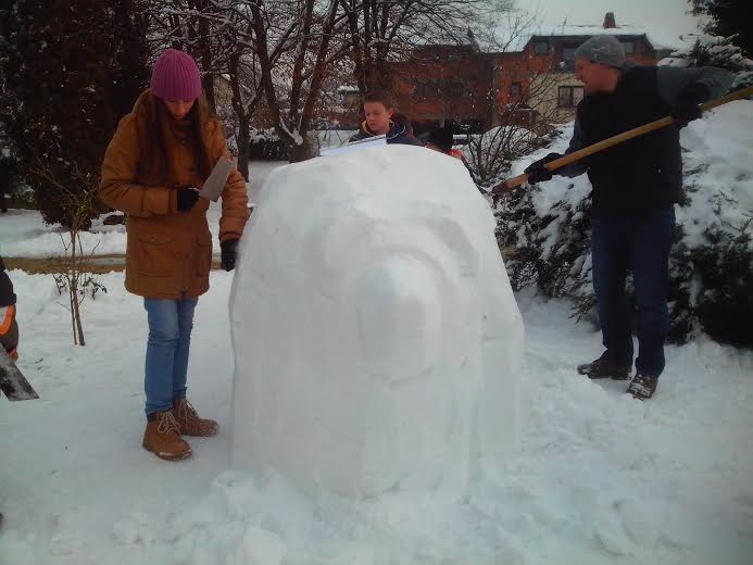 Igor Brkić izrađuje snježnu skulpturu 