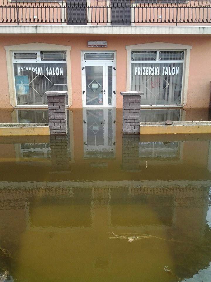 Potopljeni frizerski salon u Gunji