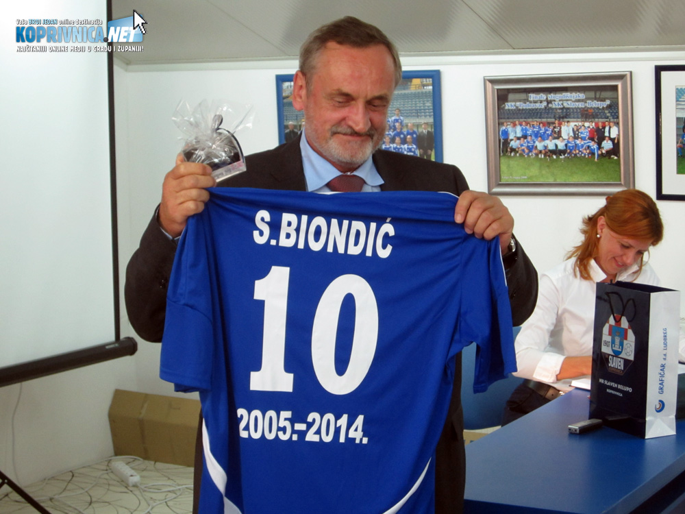 Stanislav Biondić dobio je dres na poklon // Foto: Koprivnica.net