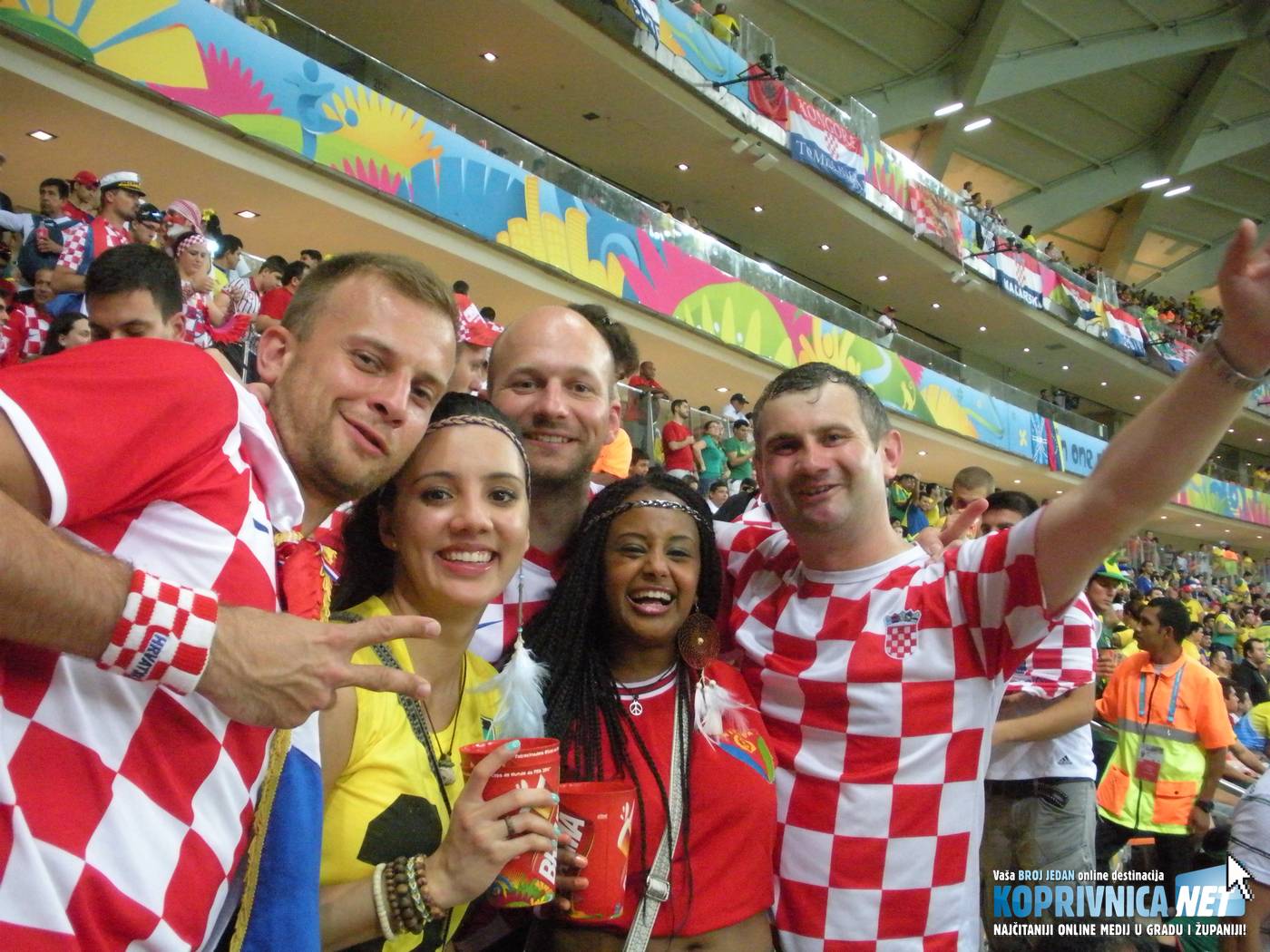Hrvatski navijači s brazilskom i eritrejskom navijačicom