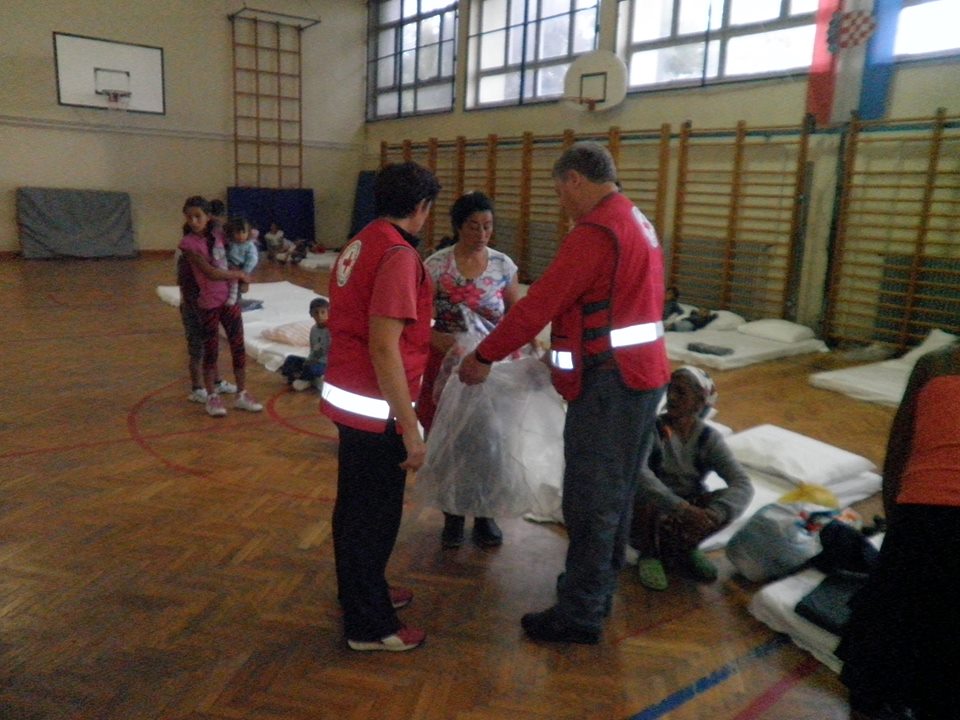 Evakuirani su smještaj pronašli u sportskoj dvorani u Drnju // Foto: Crveni križ Koprivnica
