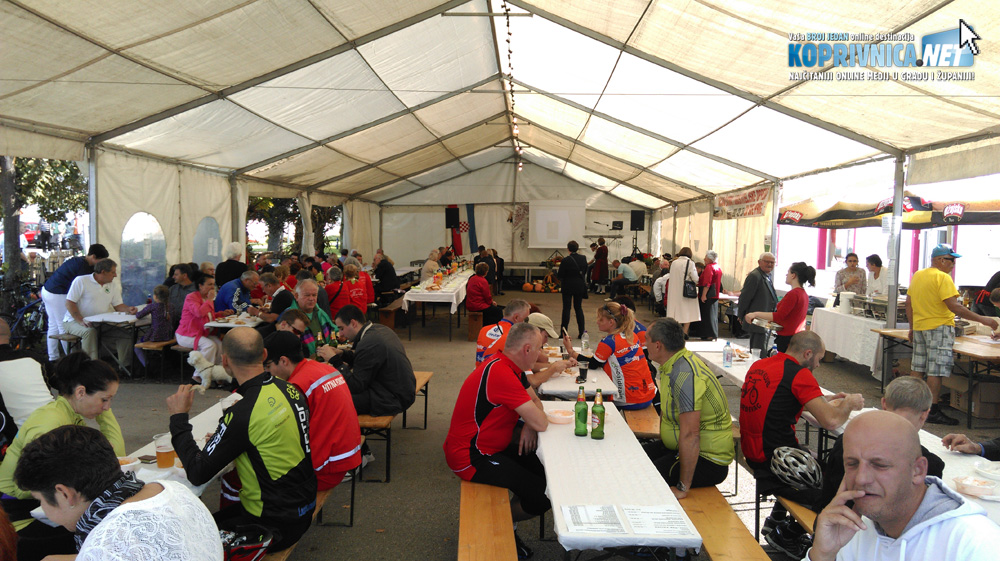 Mnoštvo gostiju okupilo se pod šatorom u Koprivničkim Bregima // Foto: Mario Kos