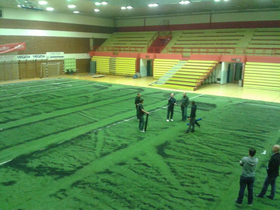 Umjetna trava jučer je postavljena u koprivničku Sportsku dvoranu Srednje škole 