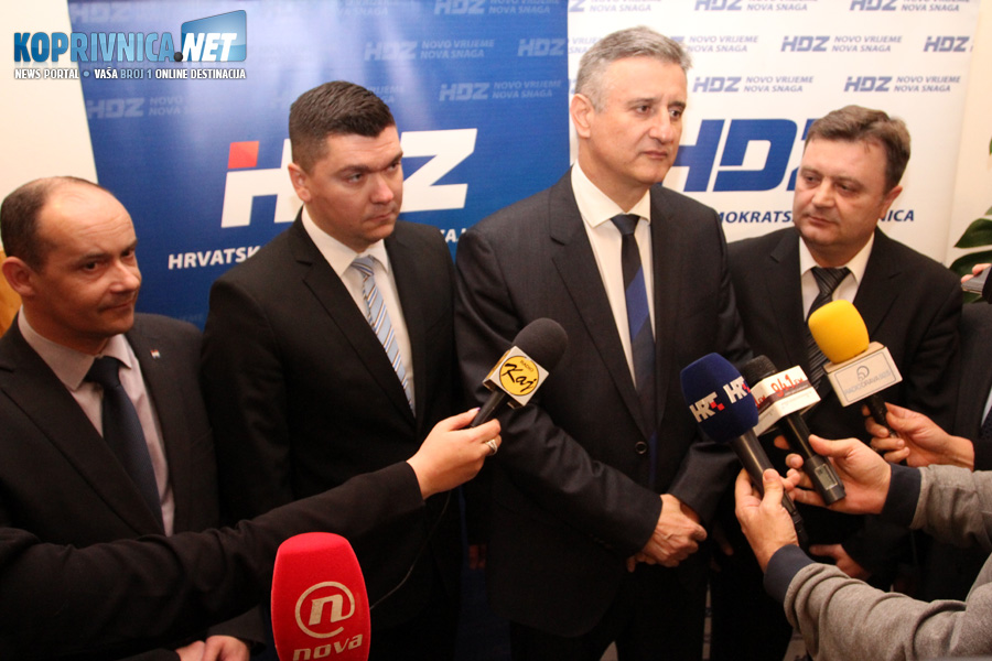 Predsjednik HDZ-a Tomislav Karamarko pred novinarskim mikrofonima u Đurđevcu // Foto: Koprivnica.net