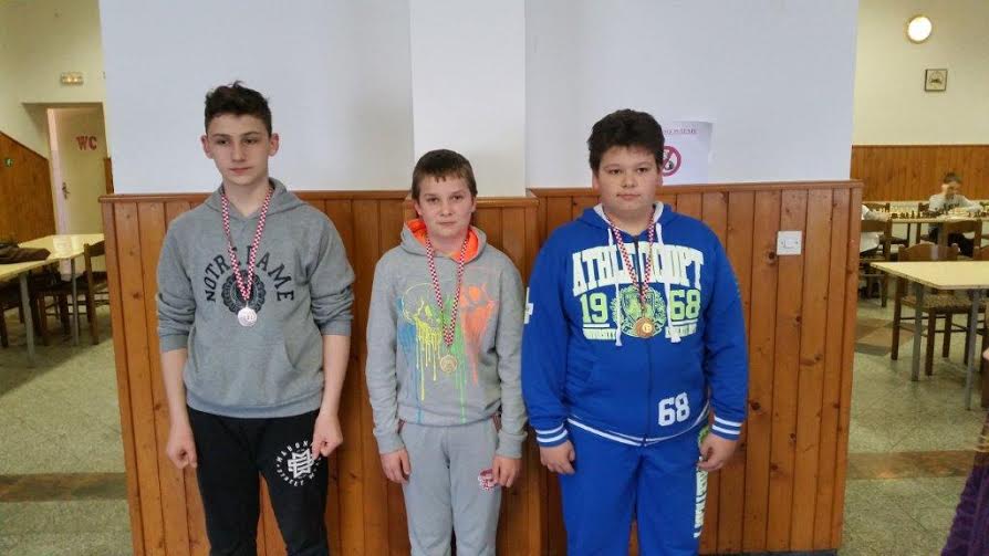 Dječaci do 13 godina, u sredini Luka Plazek