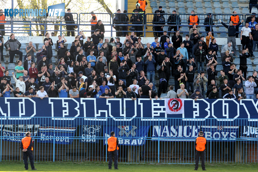 Bad Blue Boys na ograđenom dijelu tribine Gradskog stadiona // Foto: Koprivnica.net