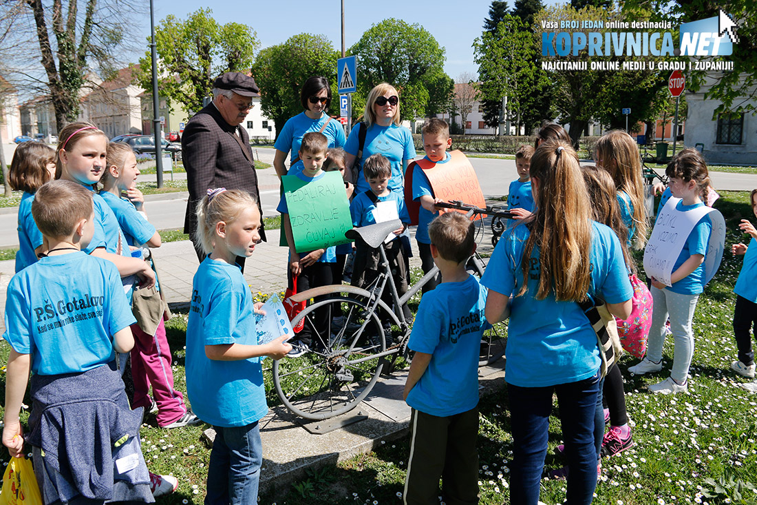 Zlatko Blažeković iz Old timer kluba Biciklin je pričao mališanima o starim biciklima // foto: Mario Kos