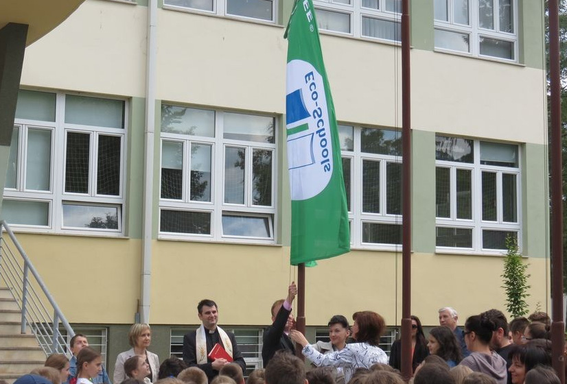 Podizanje zelene zastave ispred Osnovne škole 'Đuro Ester'