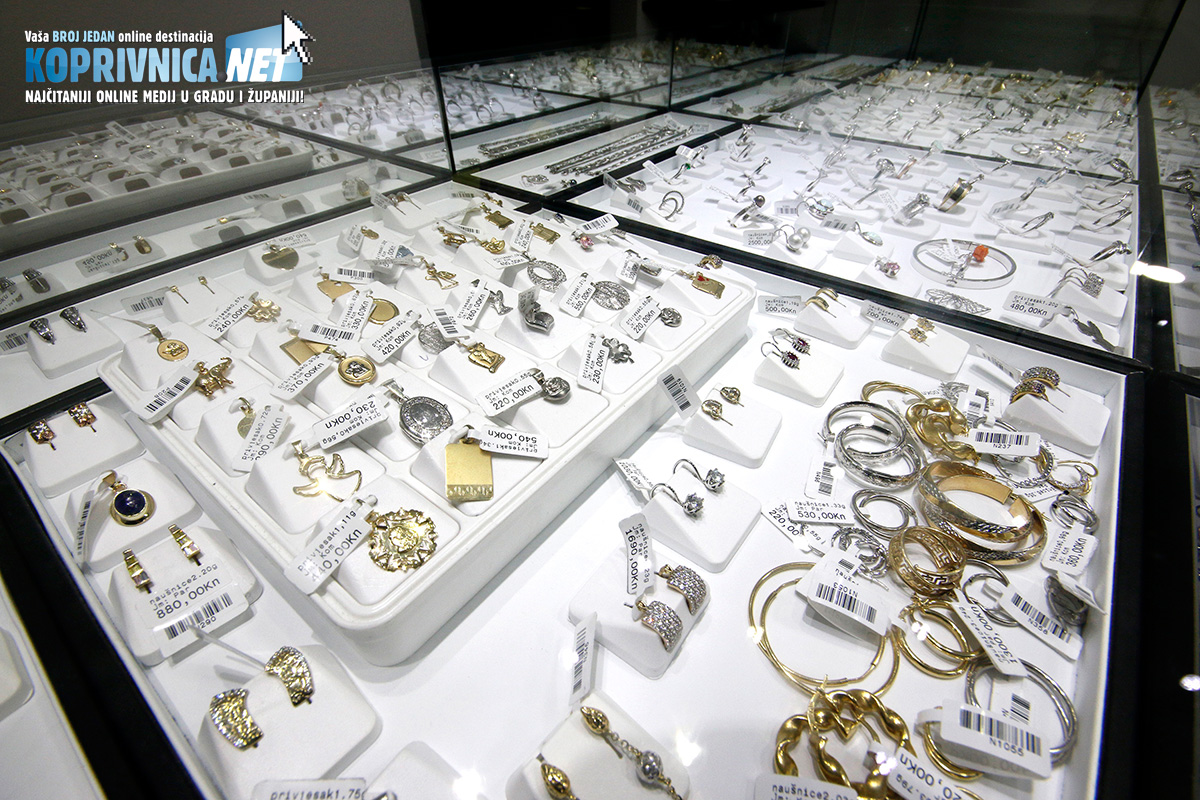 Širok izbor svih vrsta nakita - za svaku prigodu i po posebno povoljnim cijenama // foto: Mario Kos