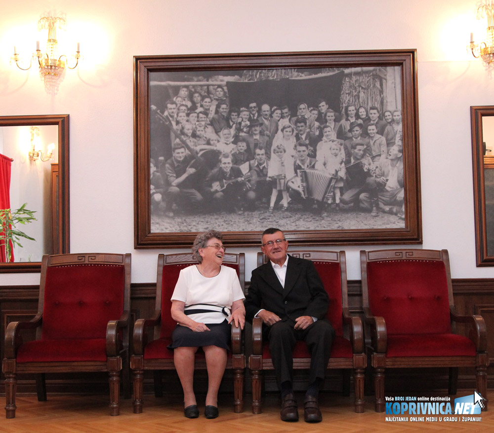 Marija i Ivan Gregoran ispred velike fotografije svojih svatova u koprivničkom matičnom uredu // Privatna arhiva