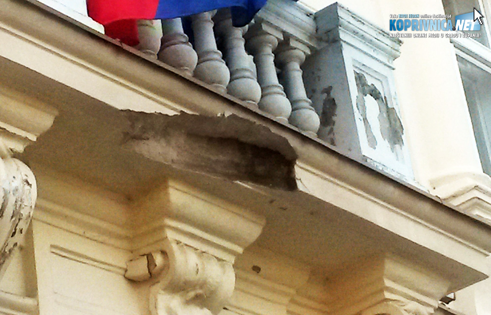 Odlomio se poveći dio balkona // Foto: Koprivnica.net