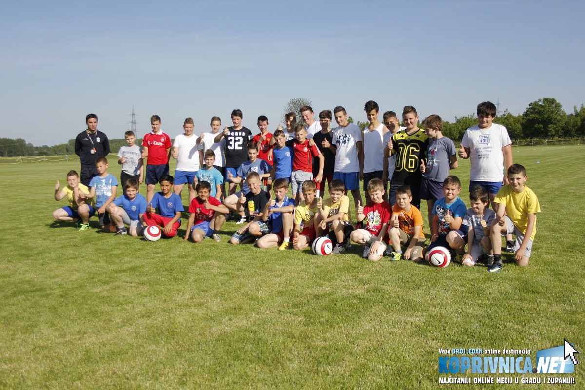 Krunoslav Lovrek s djecom koju trenira u školi nogometa Tehničara iz Cvetkovca // Zvonimir Markač