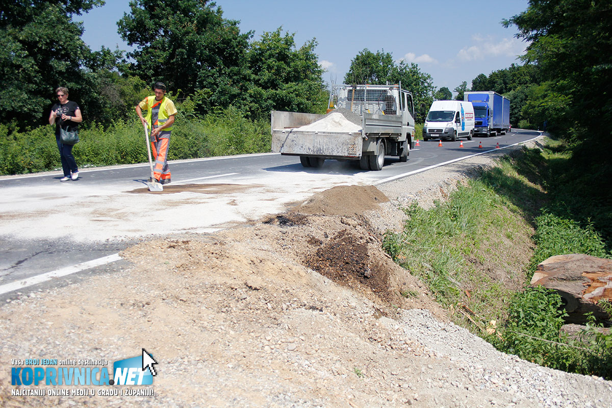 Cesta po kojoj je iscurilo gorivo satima je čišćena // foto: Zvonimir Markač