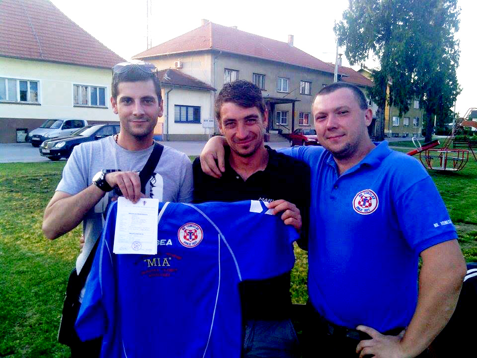 Hrvoje Bači (u sredini) u dobrom raspoloženju nakon potpisa za Tomislav iz Drnja // Foto: Facebook