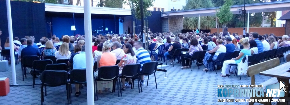 U atriju koprivničkog Doma mladih iznova se okupila brojna kazališna publika // Petra Sedlanić